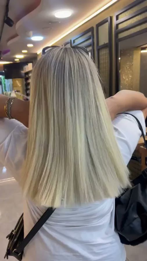 Salonda gümüş küllü düz saç uygulaması videosu